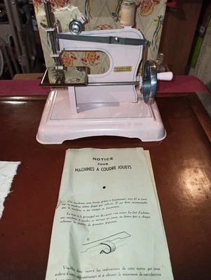 Ancien jouet petite machine à coudre JOSSELYNE  comme neuf voir les photos - Photo 1/4