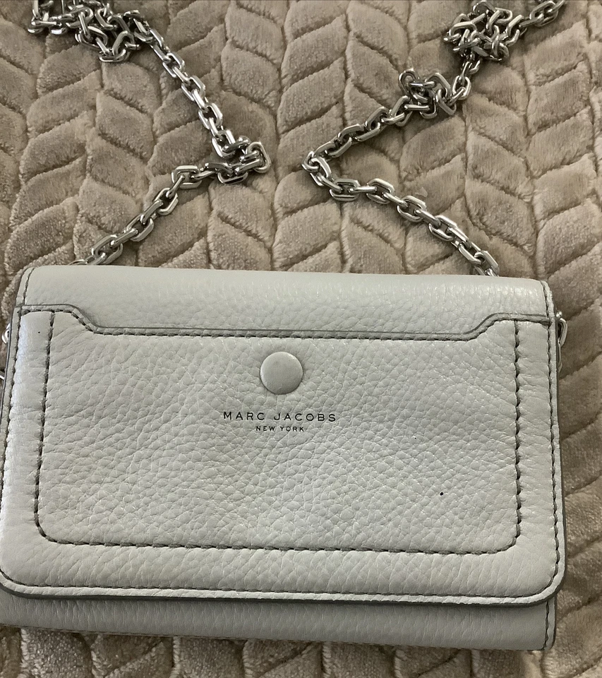 Cartera de hombro Marc Jacobs New York gris con logotipo para mujer Foto 1 de 4