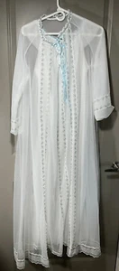 2 piezas de colección Miss Elaine túnica larga/capa y vestido de noche en capas blanco con borde de encaje azul - Imagen 1 de 24