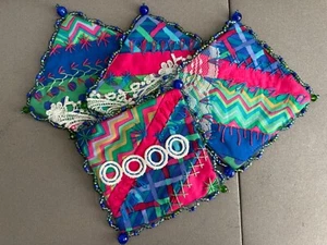 Untersetzer 4er Set HANDARBEIT, bestickt, Perlen, Unikat Mug Rug FIESTA blau rosa - Bild 1 von 4