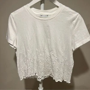 Zara Women’s White T-shirt with Eyelet Scallop Bottom EUC - Picture 1 of 4