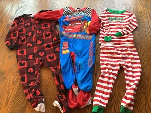 Pijama de manga larga de 5 piezas 2T para niños pequeños 3 juegos coches de Navidad ligeramente usados - Imagen 1 de 8