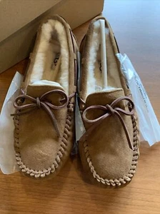 New Ugg Women’s Dakota Slippers 5612 Chestnut Size 7 in box - Picture 1 of 7