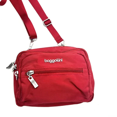 *Práctico cuerpo cruzado Preppy BAGGALLINI rojo pequeño con trabillas para cinturón Foto 1 de 4