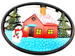Trivet ovale en fonte peint main hiver Noël bonhomme de neige maison sapin vintage - Photo 1/6