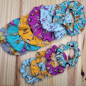 Picapiedra Scrunchies | Hecho a mano en EE. UU. | Silicona elástica de larga duración - Imagen 1 de 9