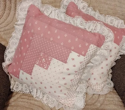 Almohadas de encaje de trabajo parche de cabaña de troncos blanco y malva hechas a mano vintage 2 Foto 1 de 4