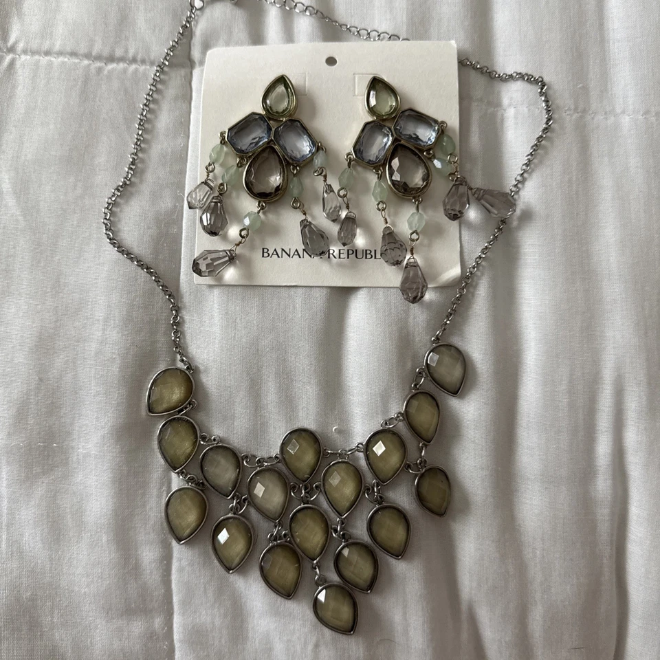 Collar y pendientes Banana Republic para mujer con colgante de mar de plata y cristal Foto 1 de 1