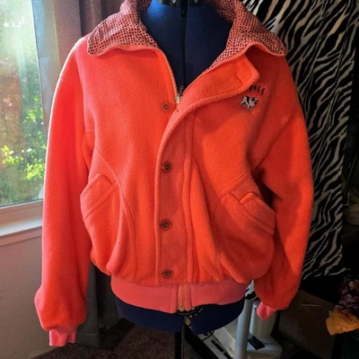 Salmon Colored Big Dogs Fleece Jacket with Hood And Front Pockets. Foto 1 de 4