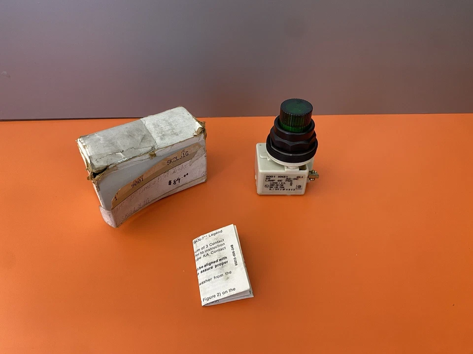 Square D Green Pilot Light 6V 9001 KM31  - Image 1 of 4