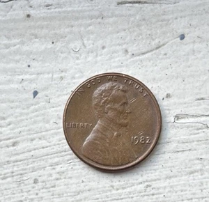1982 No Mint Mark Lincoln Memorial Lg. Date Penny. 3.1 Grams Collectible🔥 - Picture 1 of 4