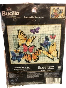 BUCILLA 1998 KIT PUNTO AGO "SORPRESA FARFALLA" #4764 7" x 5" mai aperto - Foto 1 di 2
