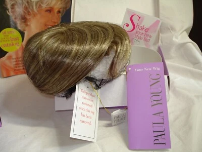 NUEVO Paula Young Curl-Able Hollywood Bang Peluca Topper Color: 18/22 Rubio Ceniza Marrón Foto 1 de 3
