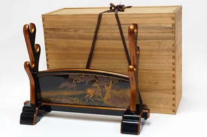 Espada de laca Nashiji dorada soporte levantado oro Makie que representa pinos y caballos - Imagen 1 de 24