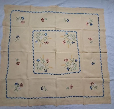 NAPPE LIN, JAUNE POUSSIN, COUSUE ET BRODÉE MAIN, MOTIFS FLORAUX  - Photo 1/4