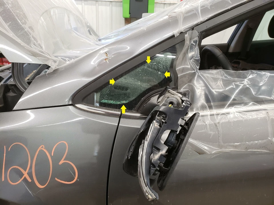 KIA FORTE 2015 CONDUCTOR PARABRISAS DELANTERO IZQUIERDO PILAR VENTILACIÓN VENTANA DE VIDRIO SOLAMENTE Foto 1 de 1