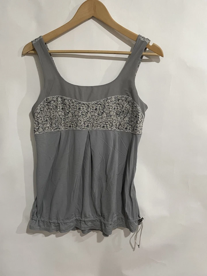 Camiseta sin mangas Lululemon gris floral talla 12  Foto 1 de 4