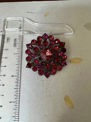 Broche Starburst de estrás rosa y rojo Liz Claiborne Foto 1 de 3