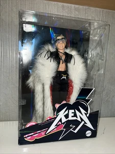 Barbie La Película Coleccionable Muñeca Ken con Gran Abrigo de Piel Sintética y Flecos Negros - Imagen 1 de 11