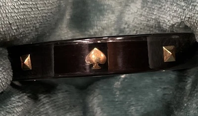 Brazalete grueso con tachuelas y logotipo Lucite negro y transparente Kate Spade NY Foto 1 de 4