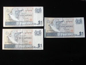 Singapore $1 One Dollar banknote 1976 Consecutive Run of 3 (AB01) - Picture 1 of 2