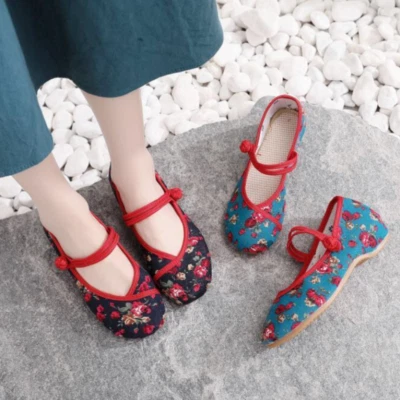 Zapatos planos bordados folclóricos chinos para mujer hechos a mano zapatos de tela con flores con cordones Foto 1 de 4
