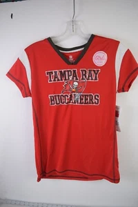 Camicia XS Girls nuova con etichetta NFL TAMPA BAY BUCCANEERS materiale sportivo logo leggero.  rosso - Foto 1 di 4