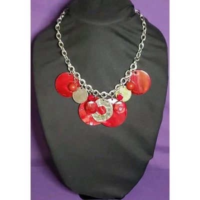 Colar declaração disco concha madrepérola tingido cor vermelha vibrante tom prata - Imagem 1 de 4