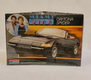 Monogramma Vintage 1984 Miami Vice Daytona Spyder 1:24 Model Kit 2737 - SIGILLATO - Foto 1 di 7