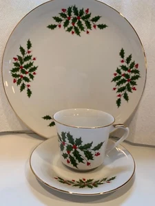 Holiday Christmas Holly 4 Coffee cups & saucers 4 Dinner Plates - Picture 1 of 2