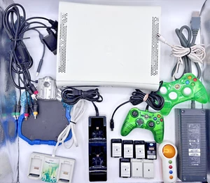 Lote de piezas paquete consola Microsoft Xbox 360 blanca para reparación controladores cargador - Imagen 1 de 8