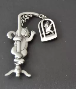 KITTY CAT BIRDCAGE ON STAND Broche Prendedor Firmado Peltre De Colección JJ Jonette - Imagen 1 de 4