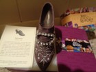 JUST THE RIGHT SHOE - BY RAINE WILLITTS - BARONESS - #25085 - COA ! - DOUX !!!