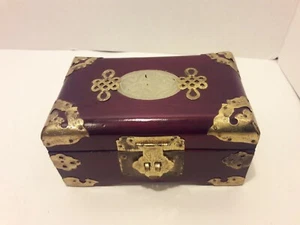 Vintage chinesische 301 Kirschholz Messing geschnitzt Jade Seide Schmuckschatulle - Bild 1 von 6