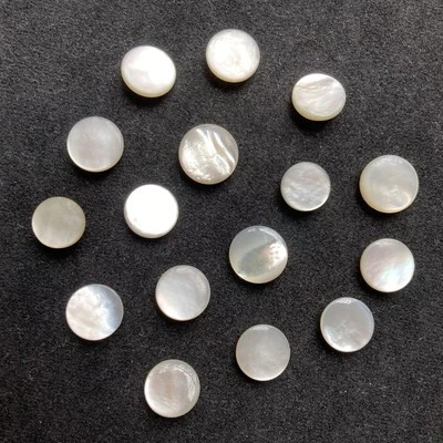 16 Preciosos botones clásicos antiguos y vintage iridiscentes blancos madreperla Foto 1 de 4