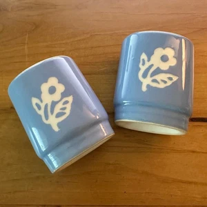 Harker Cameoware Salz & Pfefferstreuer zierliche Blume blau, 50er Jahre Virginia Style - Bild 1 von 10