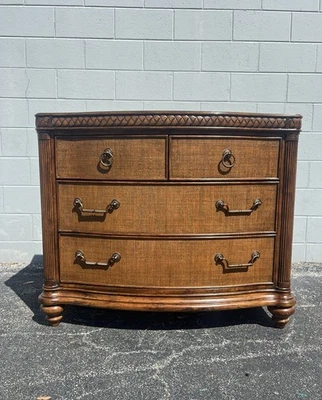 Pecho de soltero Tommy Bahama Home Bali Hai Silver Sands Foto 1 de 4