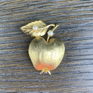 Vintage Apple Brooch Pin Gold Tone Faux Pearl Teacher Brooks Signed - Picture 1 of 9