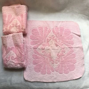3 Vintage Fieldcrest Sculpted Washcloths Face Bathroom Towels Pink Shells - Picture 1 of 11