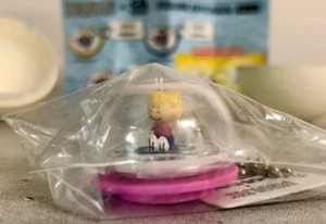 X KURA SUSHI SALLY BROWN *PEANUTS* FIGURE KEYCHAIN 2023 SEALED in Prize Ball! - Bild 1 von 3