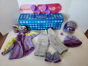 American Girl Snowboard Zubehör lila Blumen Helm Handschuhe Stiefel Anzug Mütze - Bild 1 von 18