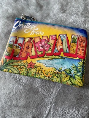 Bolsa de maquiagem de couro cartão postal Brighton Greetings From Hawaii, nova com etiqueta - Imagem 1 de 3