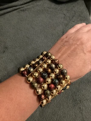 Armband aus bunten und goldenen Perlen/6-reihig/6 cm breit/neu/elastisch - Bild 1 von 4