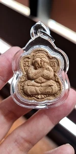 Thai Amulett Phra Pong Pidta Waikru 66 Ban Meedee Por Pong Nuammana Glücksbringer - Bild 1 von 6