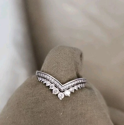 Pandora Plata Esterlina Circonita cúbica Princesa Wishbone Apilable Chevron Anillo Banda Talla 8 Foto 1 de 4