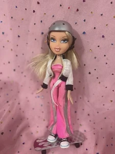 Bratz Doll Leah RC Xtreme Skateboarding 2007 With Board And Helmet - Picture 1 of 5
