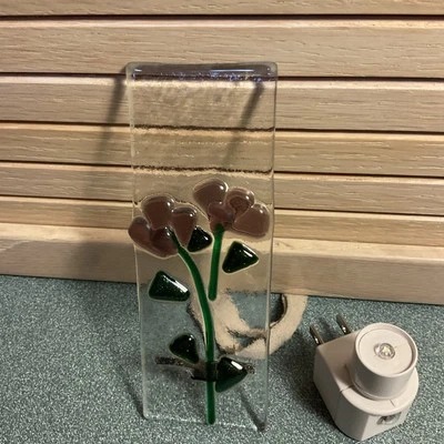 Flores púrpuras de luz nocturna de vidrio fundido hechas a mano Foto 1 de 4