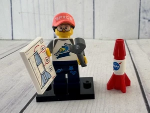 Lego Minifigure - Space Fan - Series 20, Number 6 (2020) - Picture 1 of 7