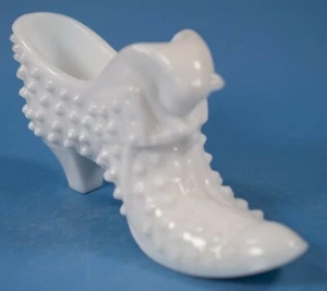 Fenton Milk Glass Hobnail Milk Glass Cat in Shoe - Picture 1 of 5