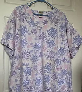 UA SCRUBS SCRUB TOP ROSA PÚRPURA LT AZUL COPOS DE NIEVE EN BLANCO TALLA 2X (3X ?) - Imagen 1 de 6